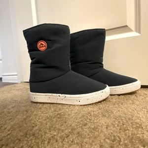 Wmn’s winter boots sz 10. Faux fur lining & footbed keep your feet toasty & cozy